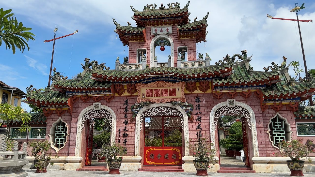 Stroll through Hoi An's Fujian Assembly Hall on an enriching walking tour.