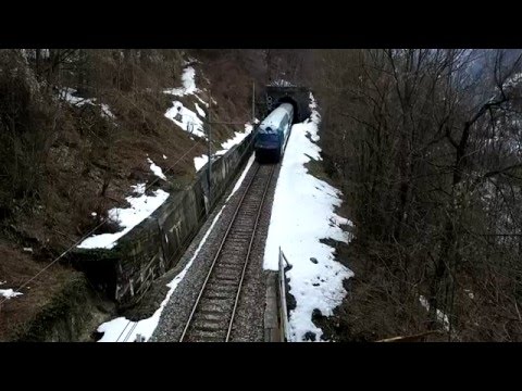 REGIONALE 22972 ESCE DALLA GALLERIA - VERNANTE. (CN) 25 - 3 - 2016.