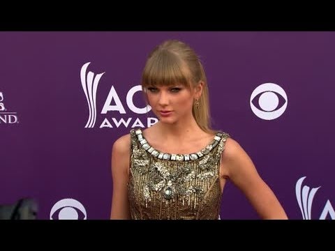 download lagu mp3 mp4 Splash News Taylor Swift, download lagu Splash News Taylor Swift gratis, unduh video klip Splash News Taylor Swift