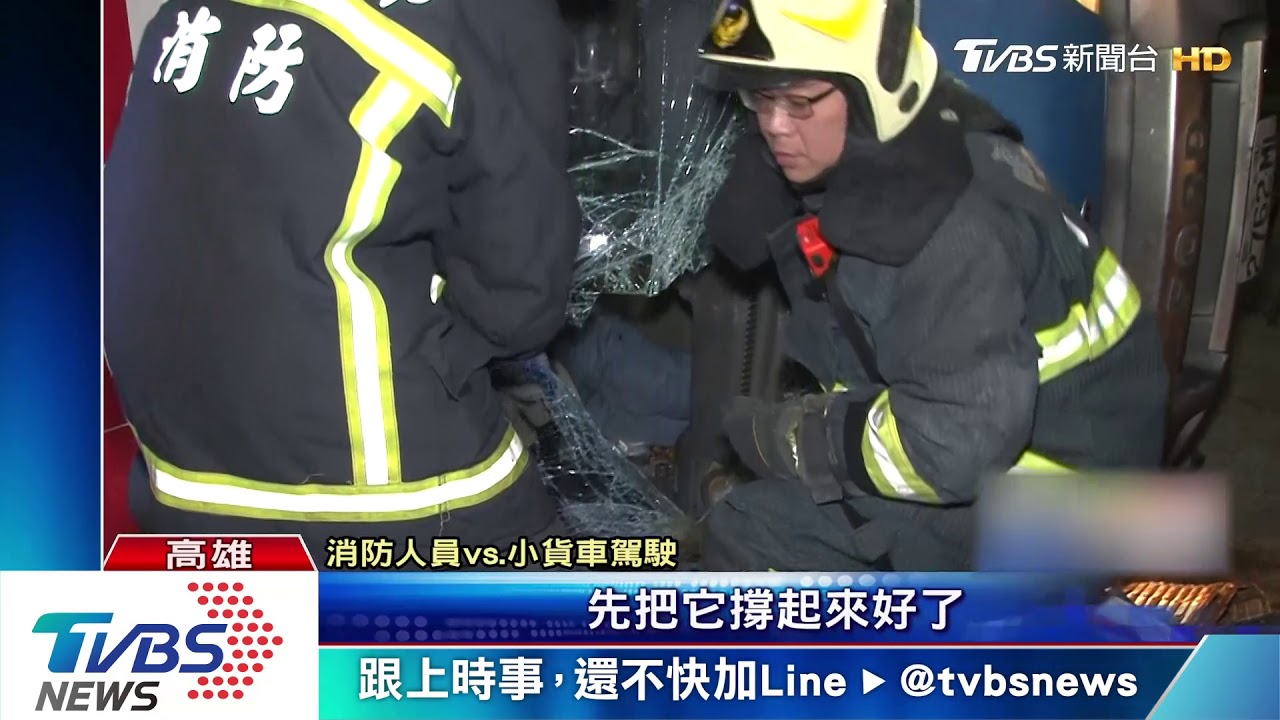 閃燈路口小貨車、機車對撞　駕駛一度壓車下