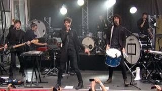 For King & Country perform 'Fix My Eyes'