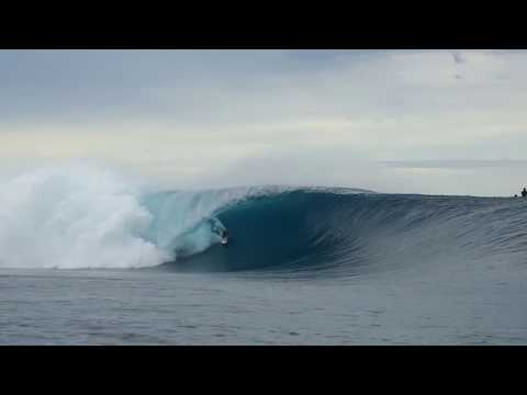 Laurie Towner paddles into Cloudbreak, May 2018