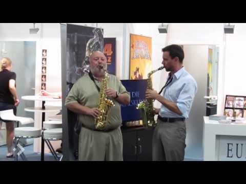 gamescom 2013: Al Lowe spielt Saxophone auf dem Messestand zum neuen "Larry Reloaded"