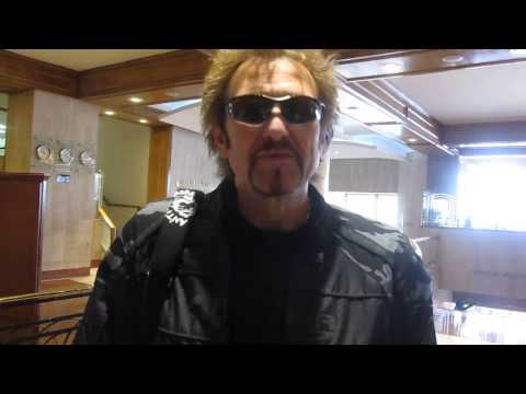 Anti-Nowhere League's Nick Culmer greets Ale, la Uchuva