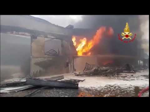 Oppeano: a fuoco un colorificio. I vigili del fuoco domano le fiamme