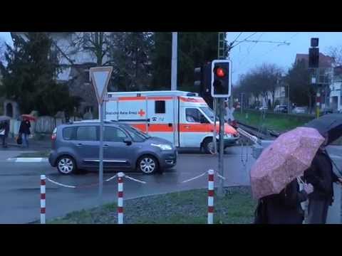 Rettungsdienst durch Schranke blockiert - Ex-RTW 1/83-3 + ex-RTW 2/83-1 DRK KV Lörrach
