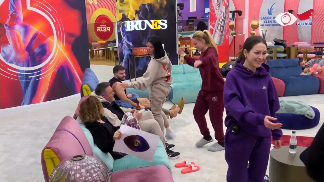 Kaos në dhomën e ndenjes/ Juli urdhëron grupin humbës të kërcejë, Elvisi heq bluzën