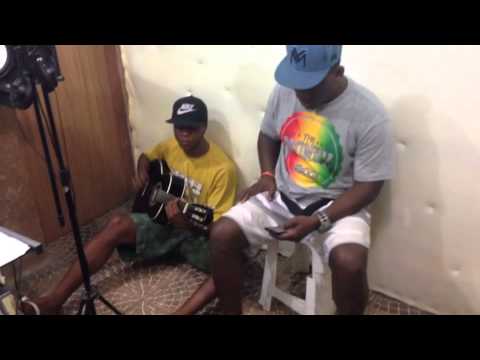 Mc vanin no studio cantando seu louvor