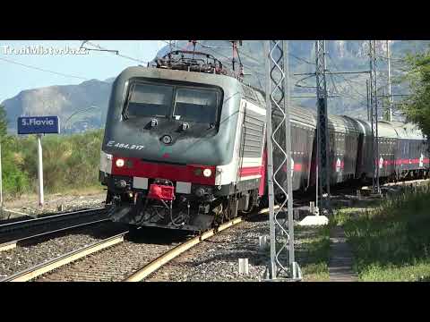 Treno fermo al segnale a pochi metri dal passaggio a livello.