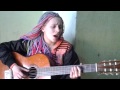 Красивая девушка поет песню под гитару 