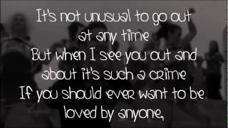Glee - It&#39;s Not Unusual (Lyrics)