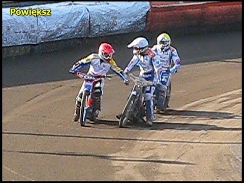 Davey Watt wyciąga zawleczkę z motocykla Marco Gaschka