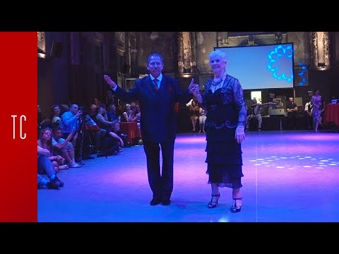  Jorge Dispari  and  Elba Sottile  are  dancing  to  the  tango  "  En el salón  "  by  Ricardo Tanturi  at  Antwerpen Tango Festival  in  2019