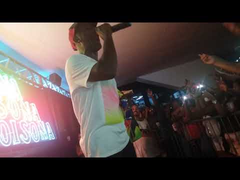 William  e  Duda  cantando  o  RAP  DA  GATA    na   praça  do  pacificado   em  caxias  .