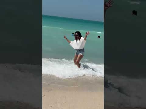 Dheere dheere chlna😉 #ayushisingh #expression #viral #trending #explore #newtrend #dance #beach