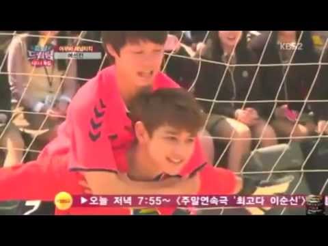 130512 Manly Taemin carries a girl and goal kick