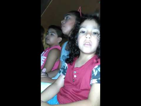 Niño canta corre corazón