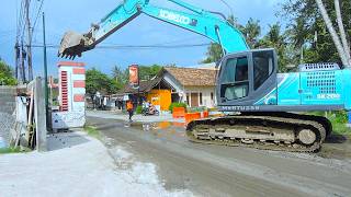 Excavator dalam Aksi Mendukung Perbaikan Jalan dan Sistem Drainase