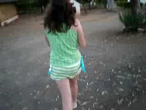 ceelia le da de comer al perro!!jaja