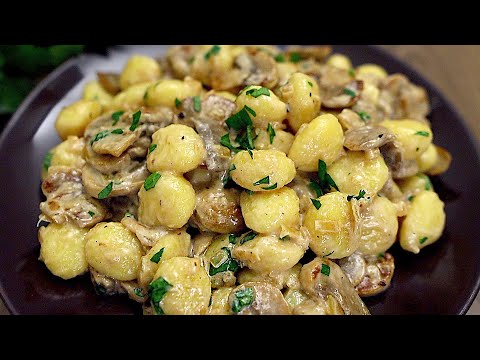 Ein einfaches und köstliches Abendessen! Gnocchi mit Pilzen in Sahnesauce.