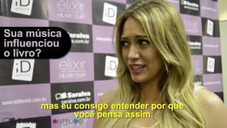 Hilary Duff emociona os fãs na sessão de autógrafos do livro Elixir