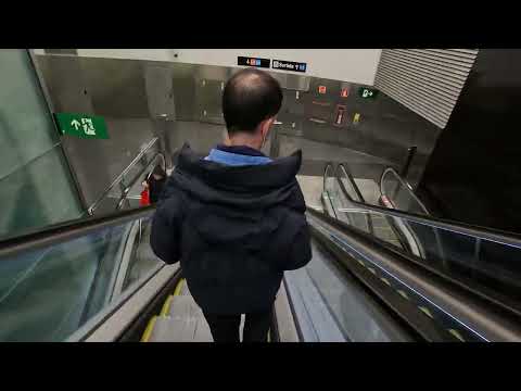 Metro Barcelona - L10 Collblanc - Walking Tour 4K - March 2023