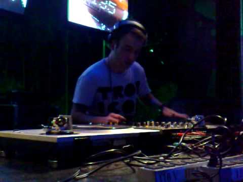 Eduardo M Scratching