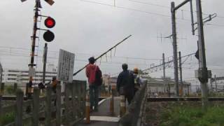 preview picture of video '拝島駅構内踏切 最終日 (西武立川7号⇒八高倉庫裏⇒倉庫前)'