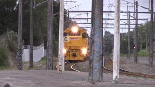 preview picture of video 'Northern Explorer arriving at Palmerston North - 10NOV13'