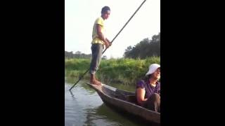 preview picture of video 'Chitwan National Park in Nepal, morning canoe excursion'