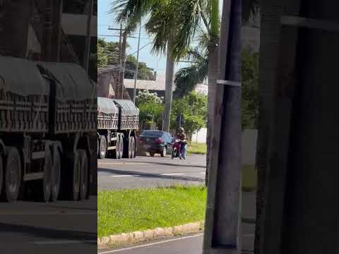 IDOSO DE 70 ANOS SOFRE MAL SÚBITO E COLIDE VEÍCULO CONTRA PLACA E ÁRVORE EM PARANAVAÍ-PR