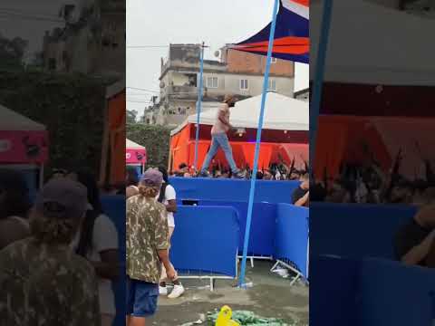 Mc colibri no baile da Disney T.C.P, vila do João , complexo da maré. Traficantes fortemente armados