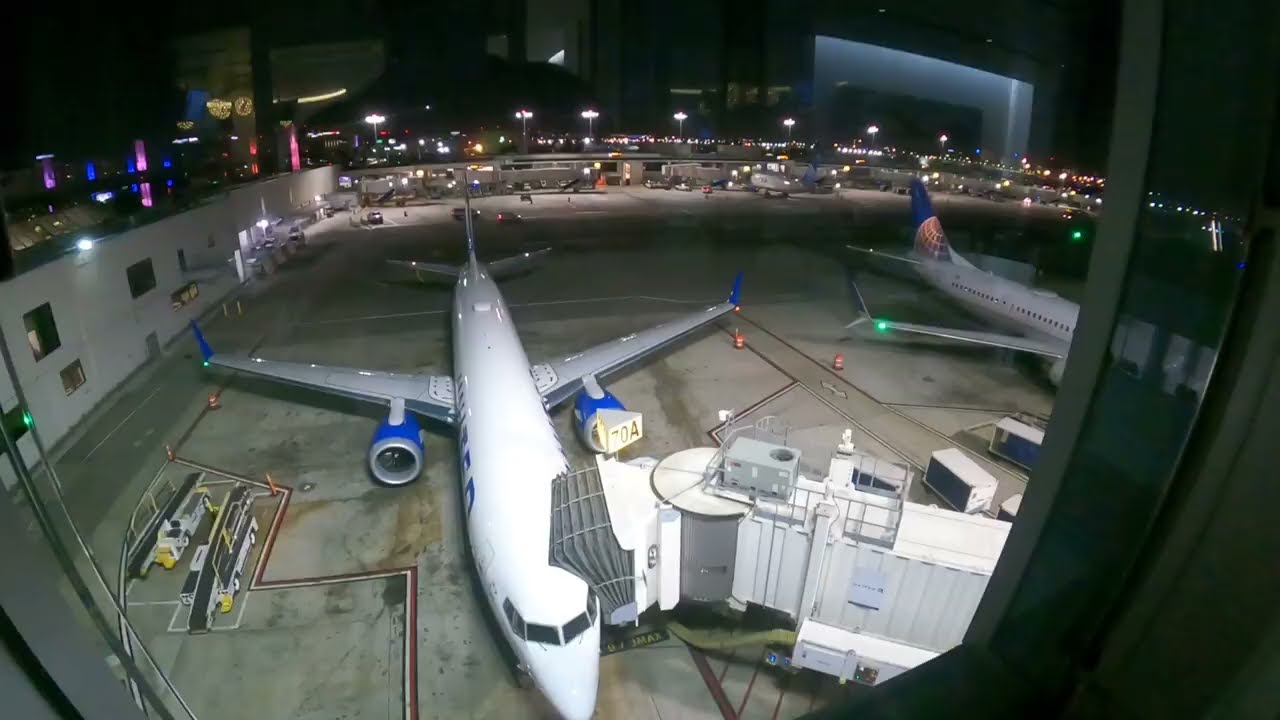 United Airlines United Club (Gate 71A) thumbnail