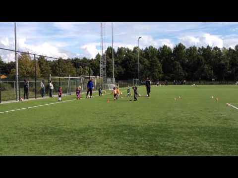 Eerste voetbaltraining mini's Djevlin @ DVV Duiven