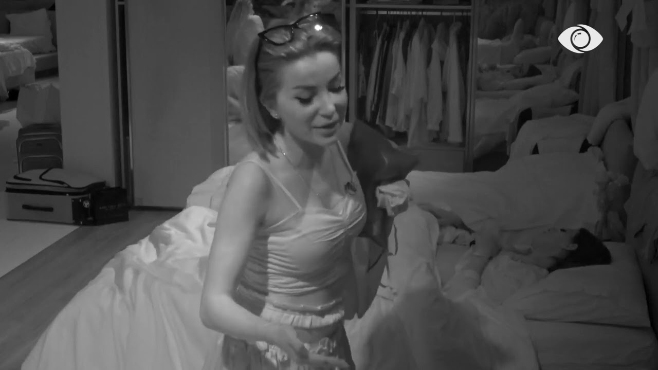 “O Egla je për ilaçe...”/ Roza i “thur” këngë banores pranë krevatit