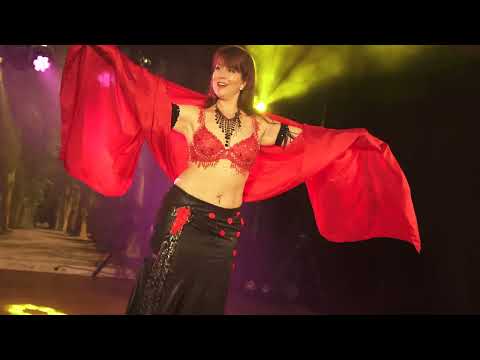 Amira - bellydance with veil