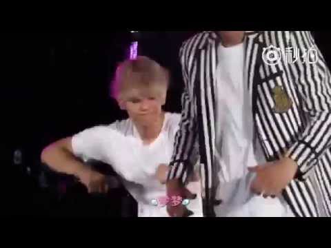 EXO Baekhyun Almost Faint While Singing LOVE ME RIGHT