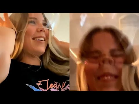 Vrouw breekt per ongeluk glazen lamp terwijl zij haar hoofd erin steekt