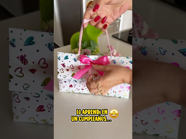 Vídeo relacionado con Gifters | Bolsa Personalizada con Nombre y Botella Acero Inoxidable 750 ml | Diseño Personajes Estilo Kpop | Tote Bag con Cremallera | Pack Regalo Original para Niña, Cumpleaños, Navidad y Comunión