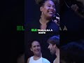 Ela Mordeu Reação Hilária No Palco Shorts