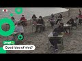 Deze kinderen krijgen les op het strand