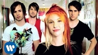 Kadr z teledysku Misery Business tekst piosenki Paramore