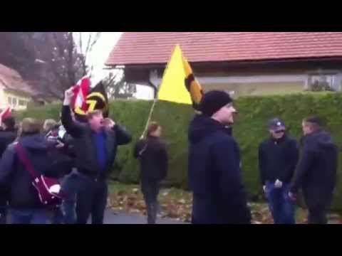 Spielfeld: Rechtsextreme attackieren Antifas