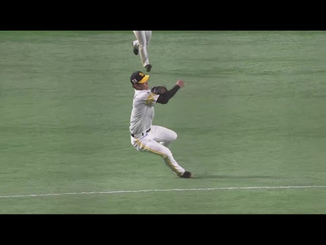【2回表】流石の守備範囲!! ホークス・今宮健太 素早い打球処理でアウトを取る!!  2024年6月15日 福岡ソフトバンクホークス 対 阪神タイガース