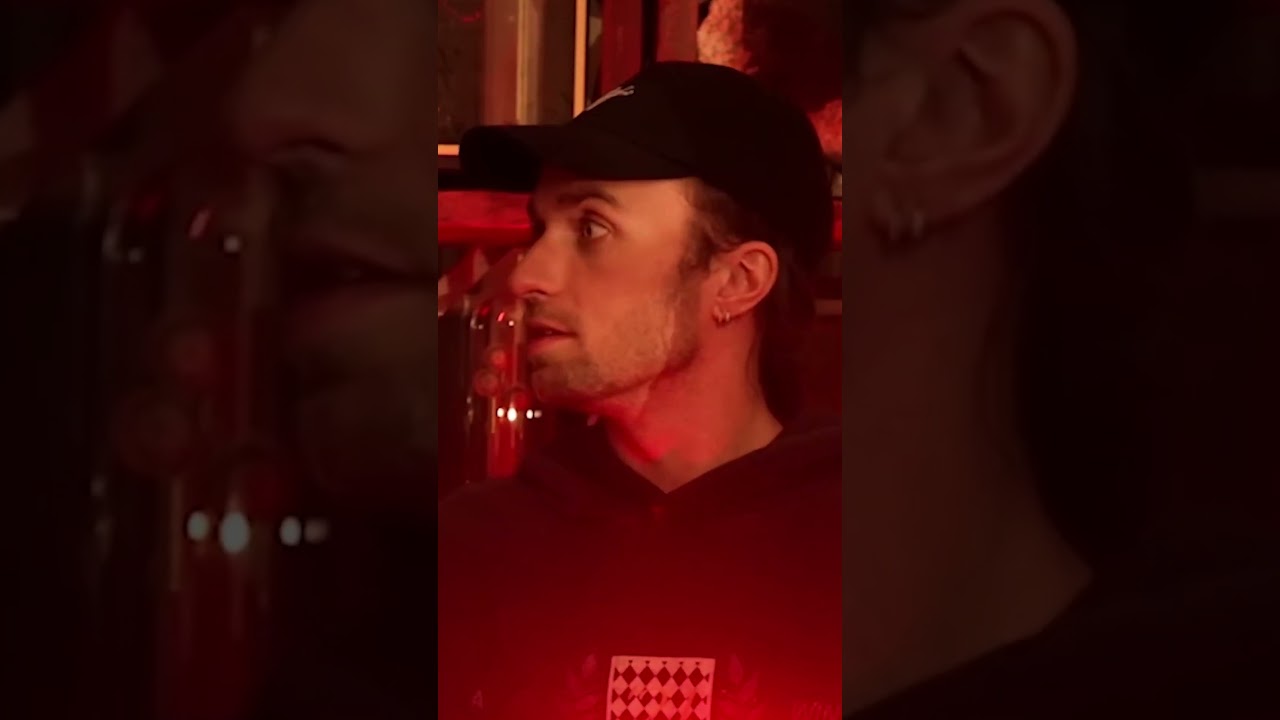 Elle prend un bain avec des insectes thumbnail