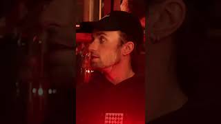 Elle prend un bain avec des insectes