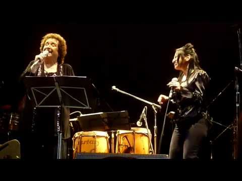 Marián Farías Gómez & Mavi Díaz - Zambita de allá (21/08/2011)