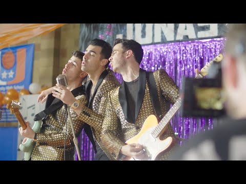 Jonas Brothers - What A Man Gotta Do (Behind The Scenes)