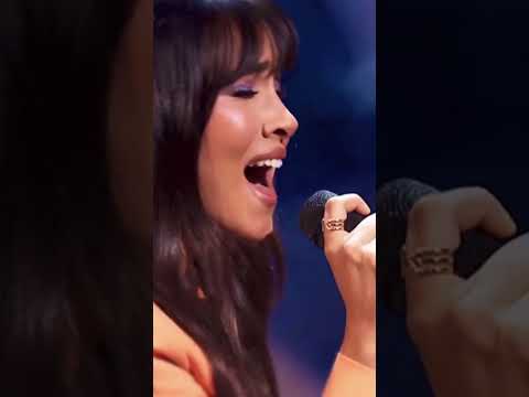 Aitana le canta a Sebastián Yatra.