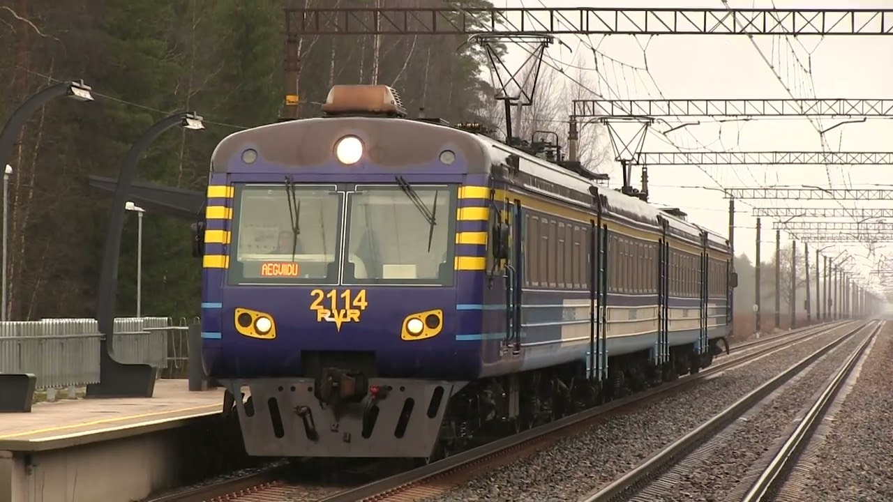 Электропоезд ЭР2-802/821 на о.п. Мустйыэ / ER2-802/821 EMU at Mustjõe stop